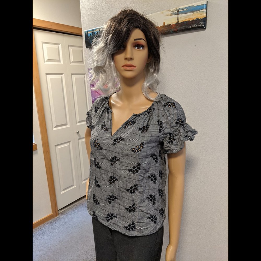 Ann Taylor Loose Fit Gray Blouse w/ Black Flowers Size XXS Petite - Picture 4 of 7
